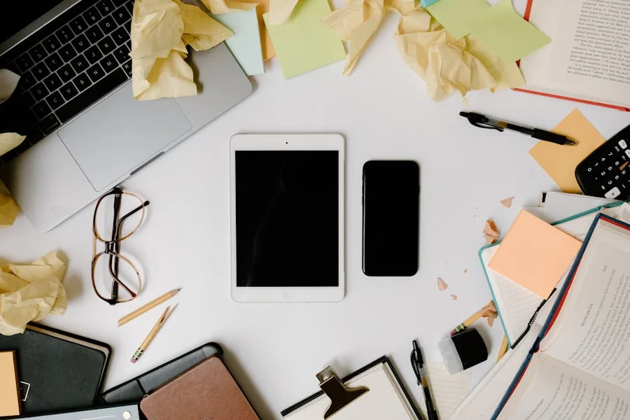Clean and organized digital desktop with categorized folders, demonstrating effective file management.