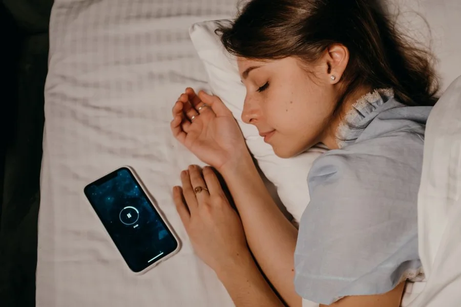 Choosing Sleep Tech Flowchart A person looking at a flowchart on a tablet, which illustrates steps for choosing sleep technology based on personal needs and preferences.
